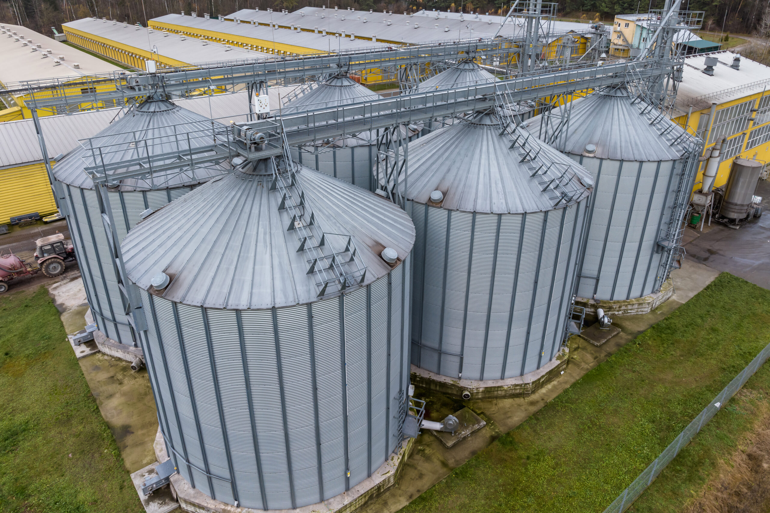 Ein Bild, das draußen, Speichertank, Zylinder, Silo enthält. Automatisch generierte Beschreibung